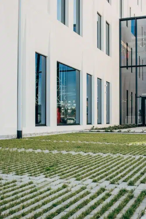 grasdallen met grind kantooromgeving